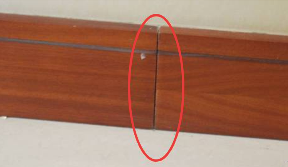 踢脚线阴角收口不合理,后期易收缩