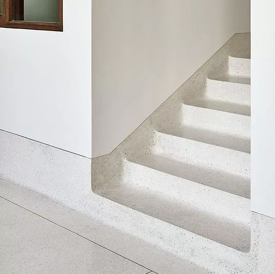 水磨石的这样的圆角收口形式,是不是就完美的避开了使用踢脚线的情况