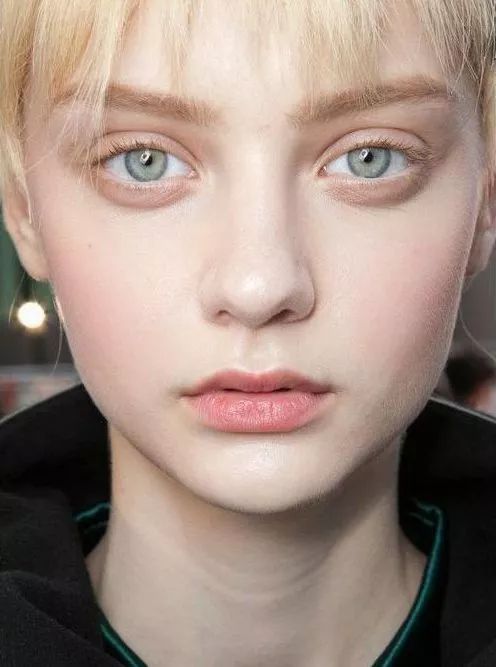 白种人的瞳孔颜色都很淡,灰色也是他们的代表色.