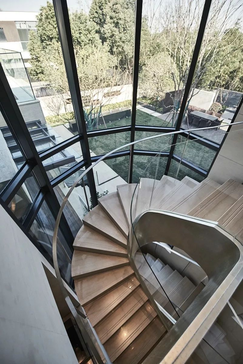 的如江南园林中回廊的路线将楼梯的体量变得更加轻盈甚至脱离了墙面采