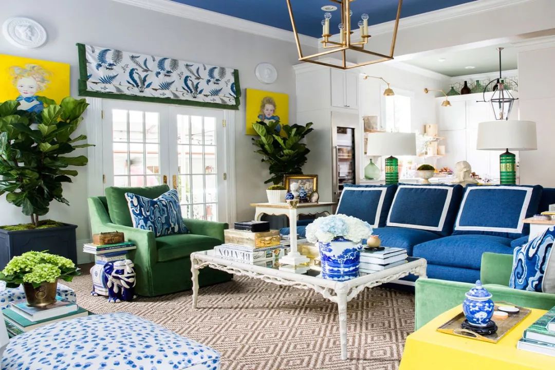 黄,绿,蓝,邻近色系结合可以演绎春日之景,用于展现韶光灿烂与色调的