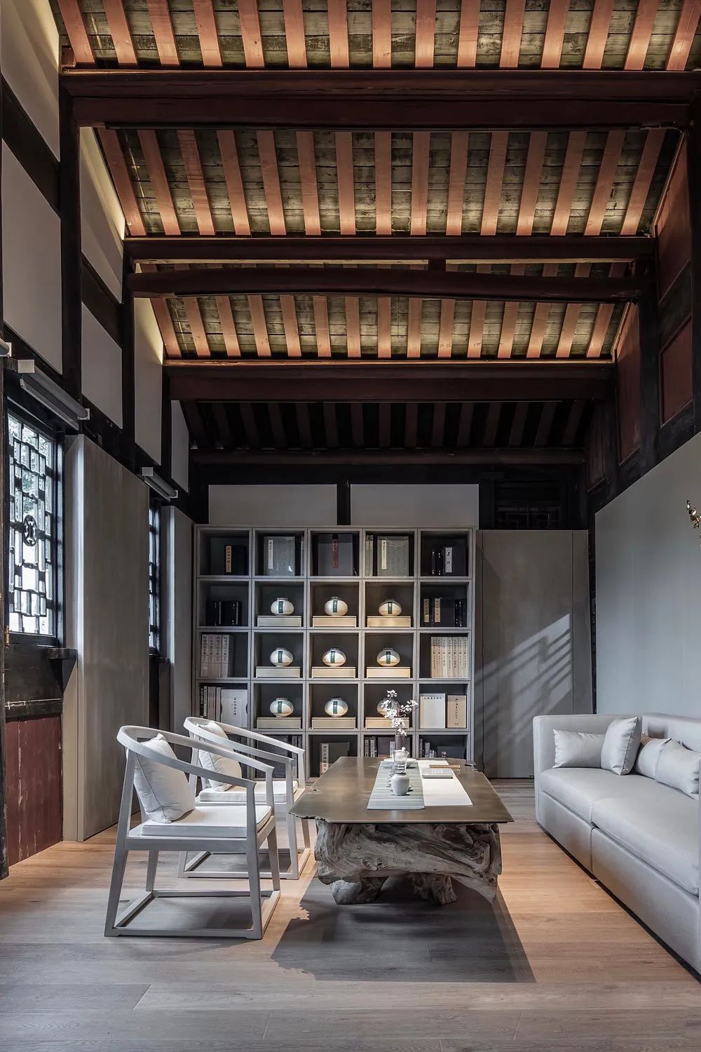 那么多人做新中式梁建国凭什么自成一派