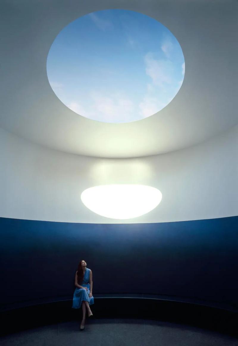 光,视觉和认知这三个元素构成了james turrell作品的核心.