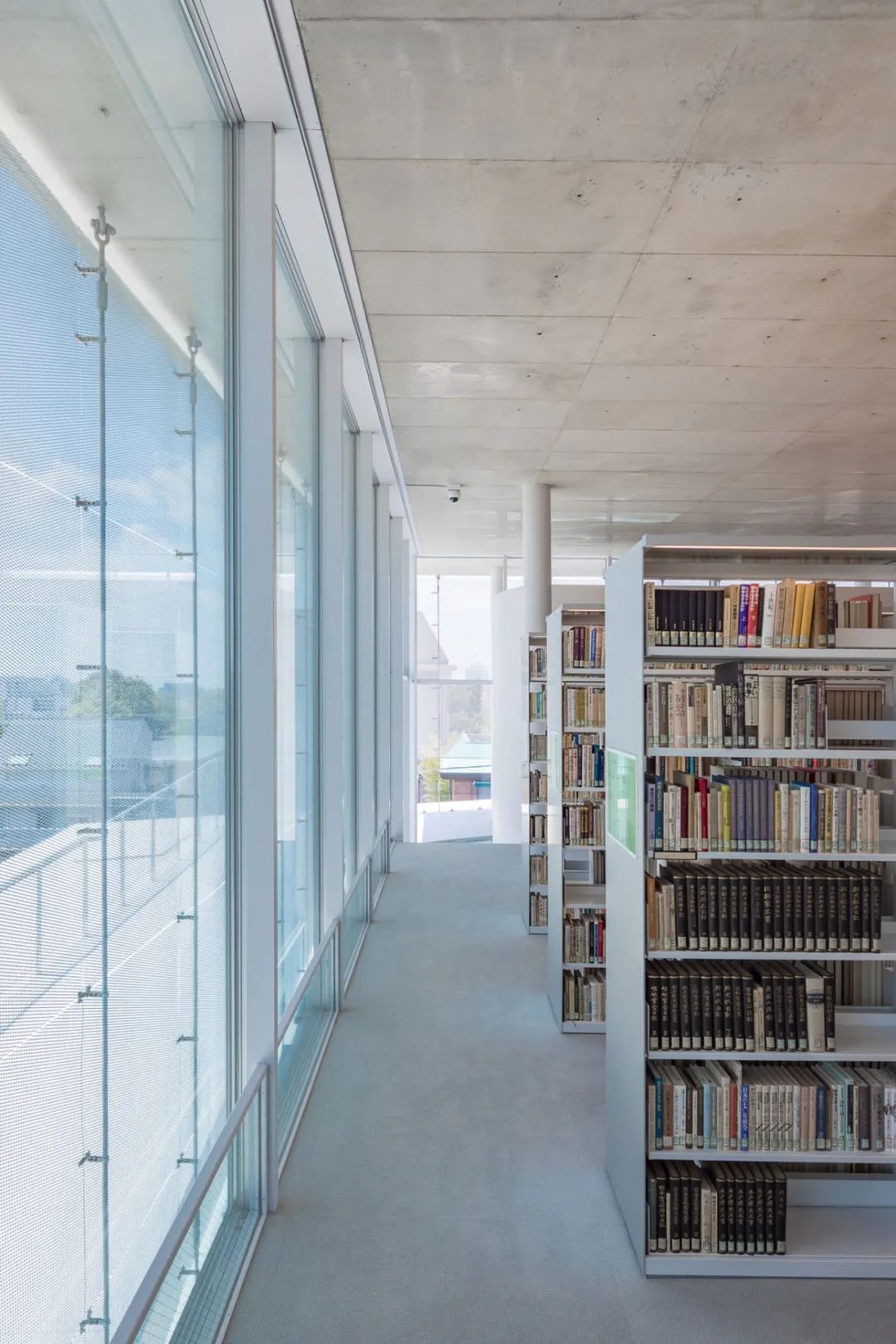 妹岛和世为母校设计的图书馆用混凝土玻璃构成的明净空间