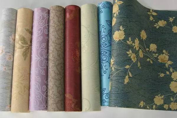 锦缎墙纸,又称为锦缎墙布,是更为高级的一种壁纸产品,要求在三种色彩