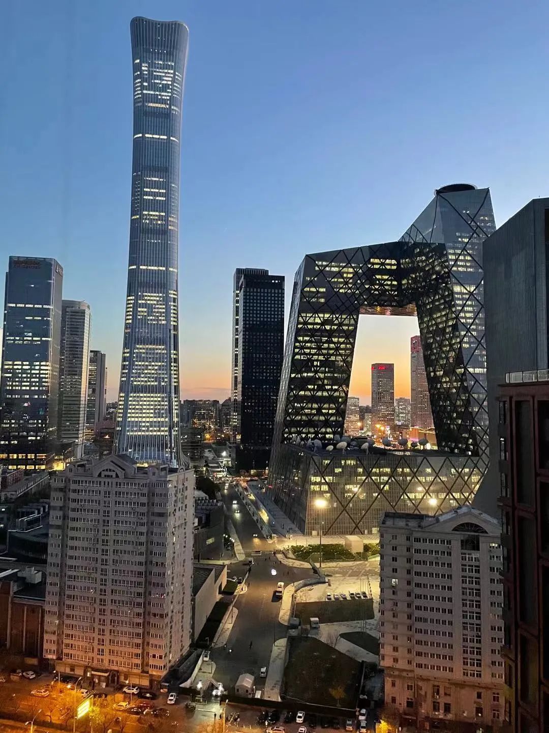 rem koolhaas著名的建筑作品中央电视台总部大楼和城中最高的建筑中国