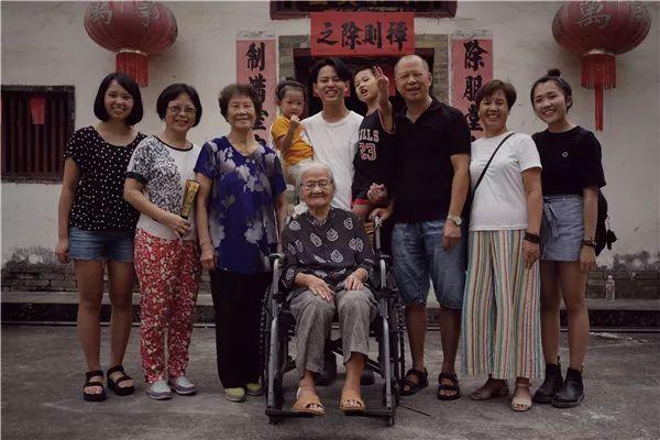 经过几十年的奋力打拼,陈家已经是一个五代同堂的大家庭了.